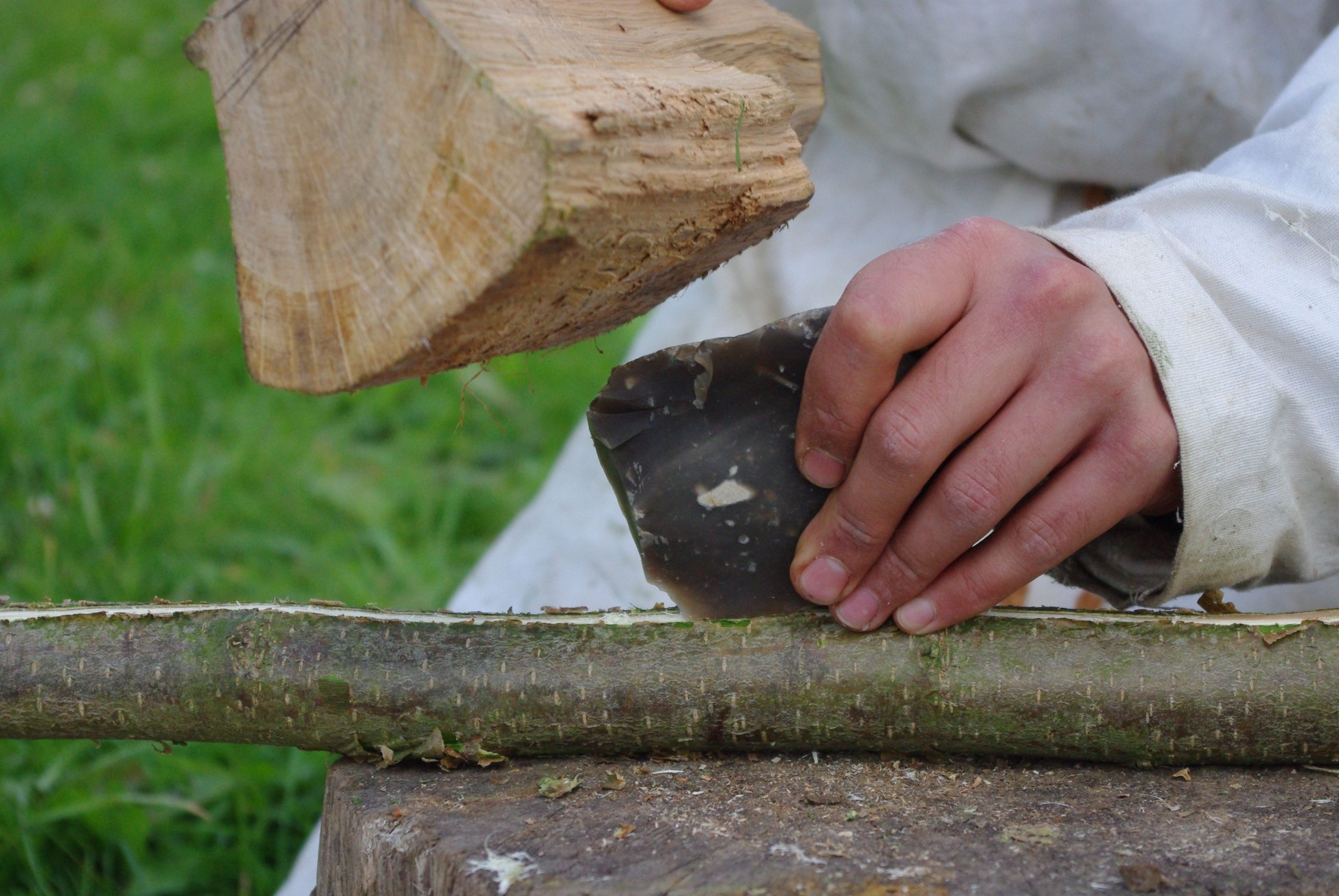 Schwirrhölzer bauen – im Steinzeitlabor des Steinzeithauses
