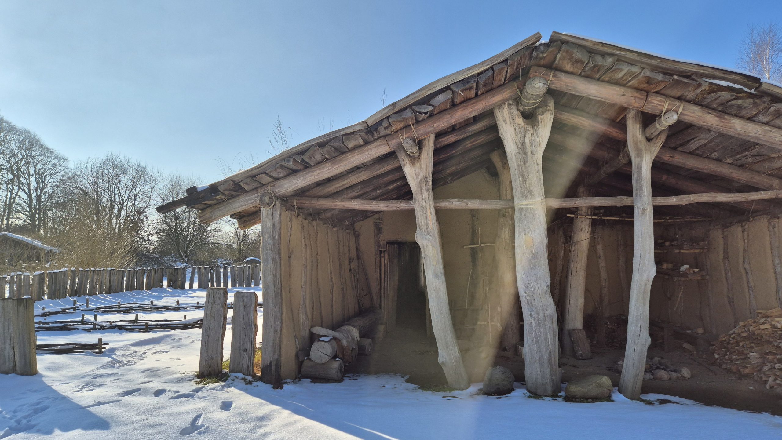Steinzeitdorf im Winterhalbjahr